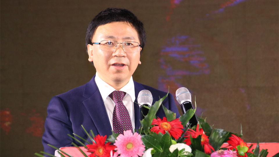 高端长头重卡乘龙T7荣耀上市   引领智能卡车新时代